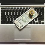 Verkkohuijaukset voivat yllättää kenet tahansa – jopa julkkikset. Lue neljä tosielämän esimerkkiä ja opi, miten voit suojautua tehokkaasti verkossa.